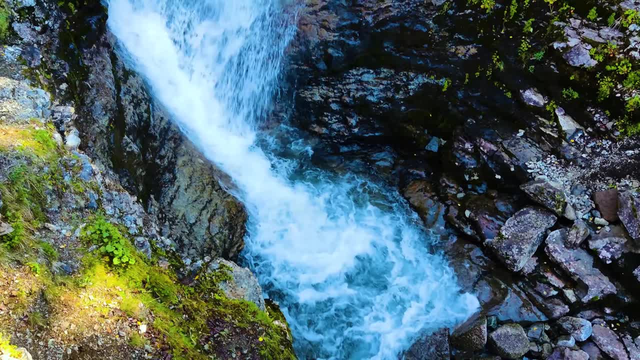 碧蓝清澈的山间瀑布风景秀丽视频素材