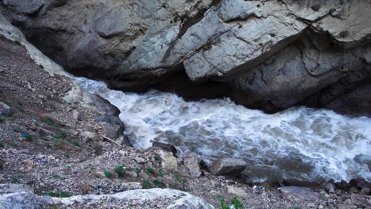 大自然中有湍急的山脉视频素材