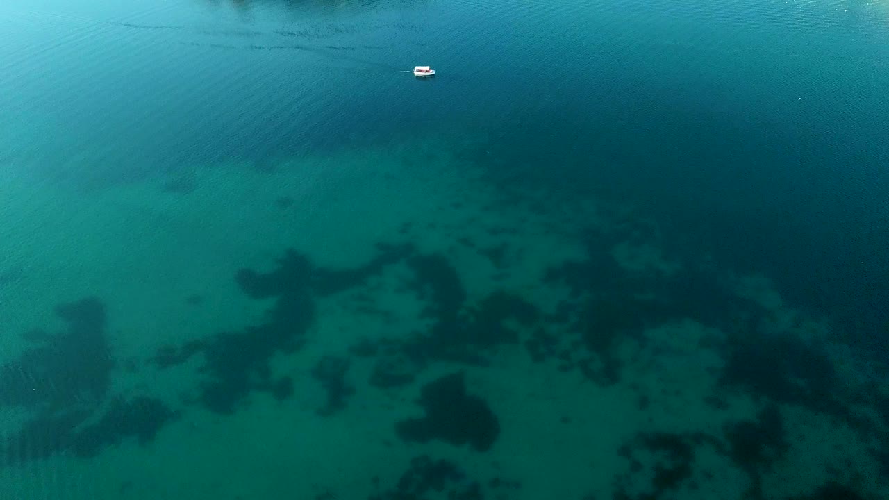 水上交通，船只在美丽而清澈的湖水如海洋。视频下载