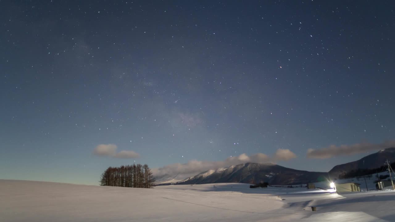 月光下的浅间山和从鹤窝高原落叶松山到雪原的银河视频下载