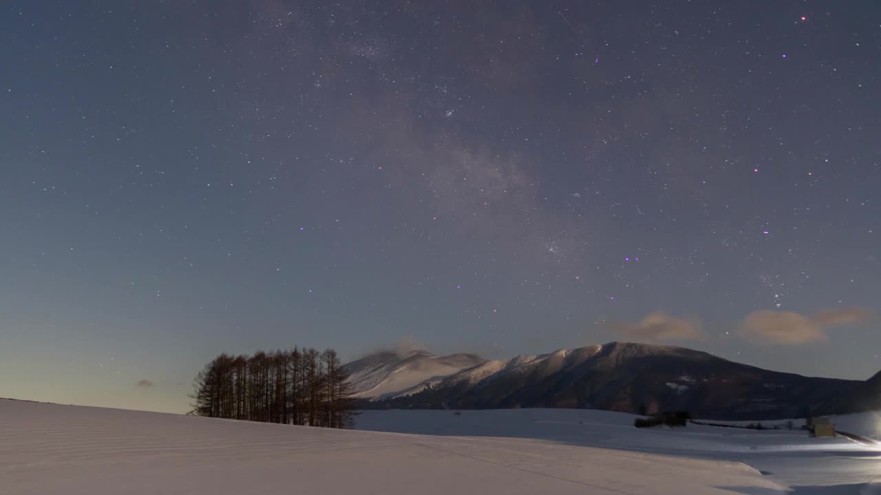 月光下的浅间山和从鹤窝高原落叶松山到雪原的银河视频下载