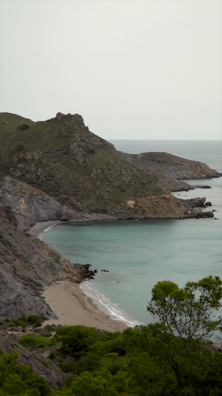 有悬崖的空旷海滩视频素材