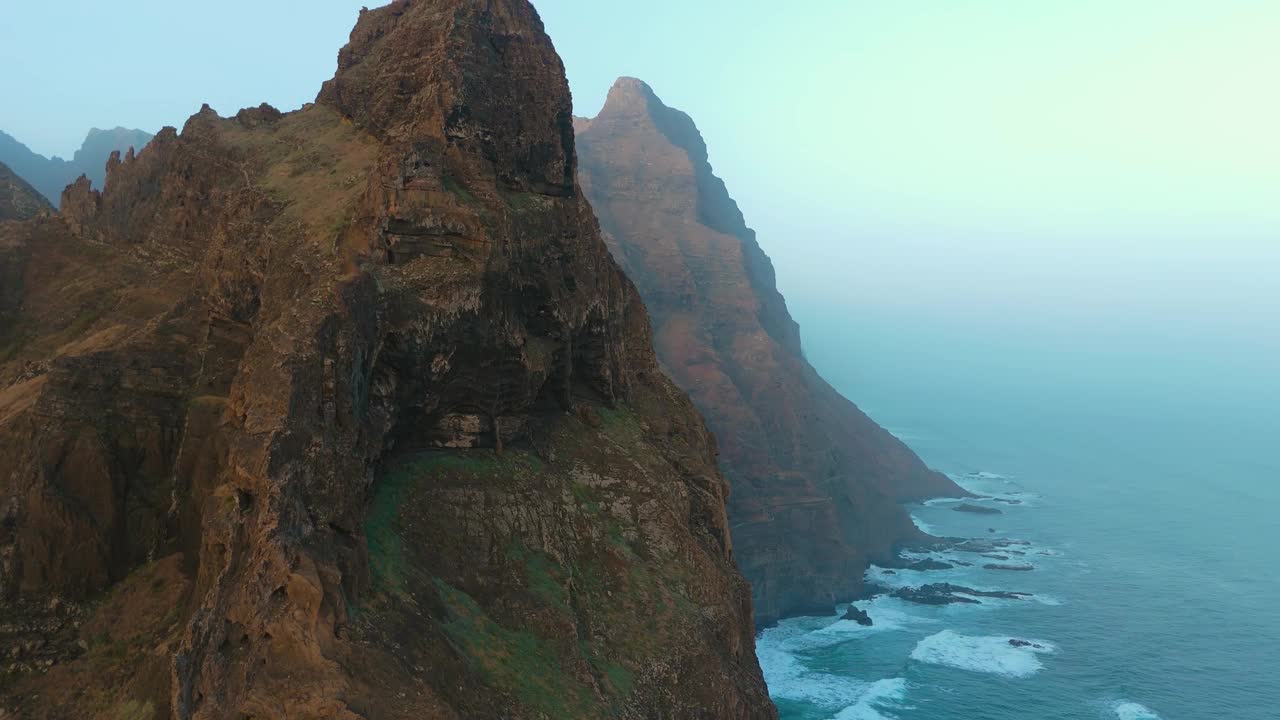 航拍佛得角圣安托岛的海岸线和悬崖，日出视频素材