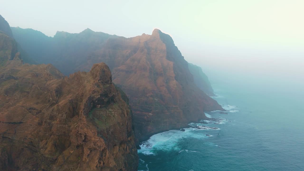 航拍佛得角圣安托岛的海岸线和悬崖，日出视频素材