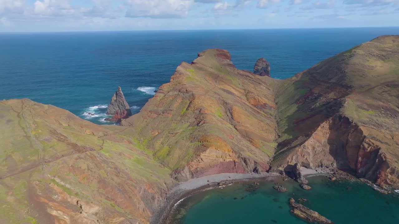 葡萄牙马德拉岛东部半岛海岸线的空中无人机视图视频素材