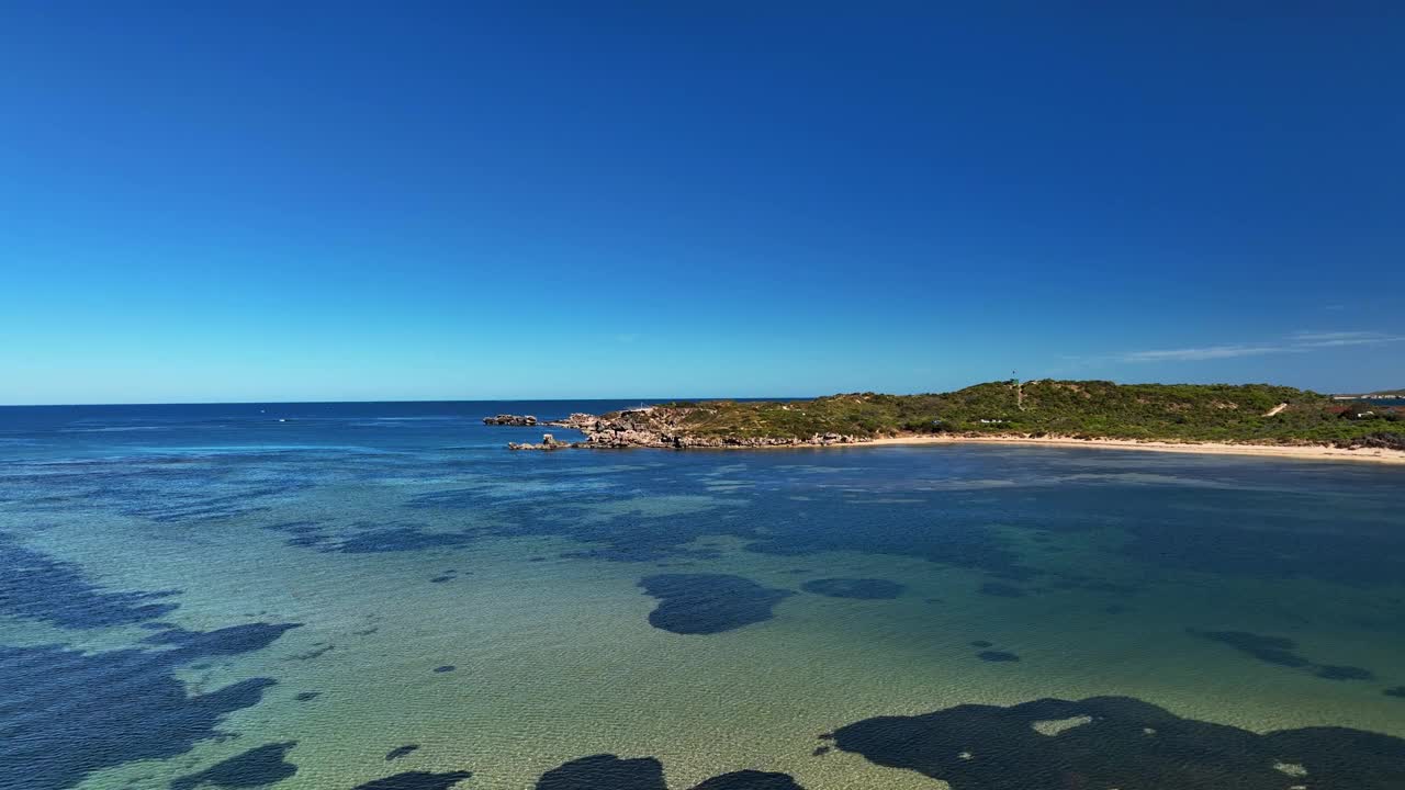 鸟瞰遥远的海滩，绿松石般的海水和沙滩，Point Pearce-Rockingham，西澳大利亚。视频素材