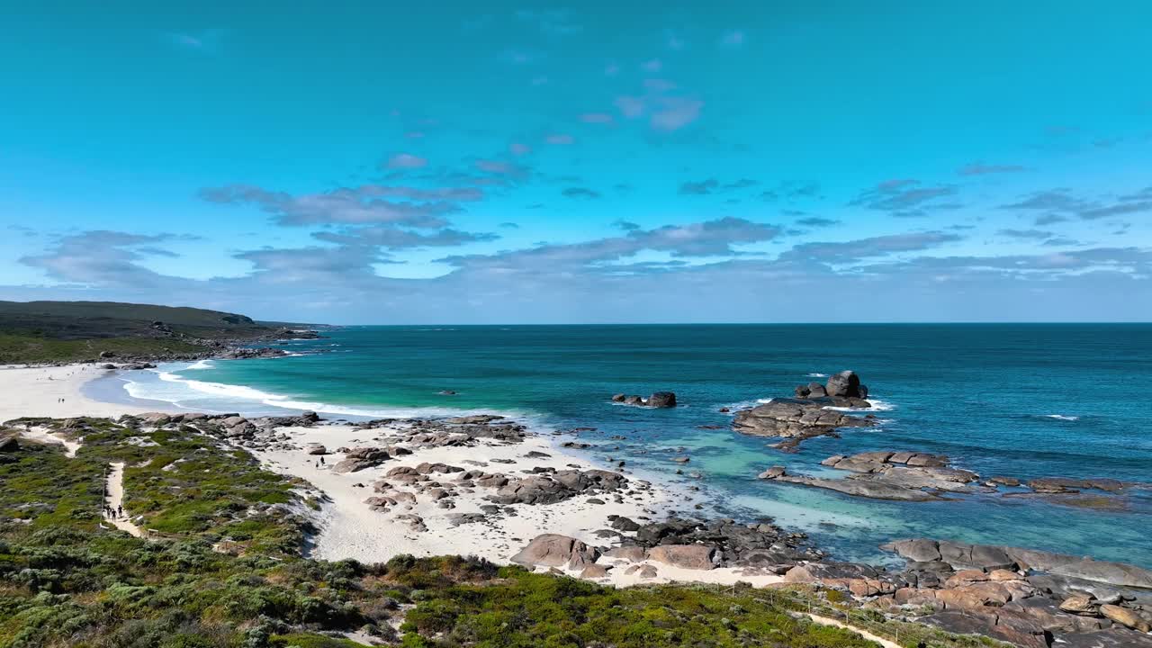 红门海滩鸟瞰图，碧绿的海水，海岸岩石，西澳。视频素材