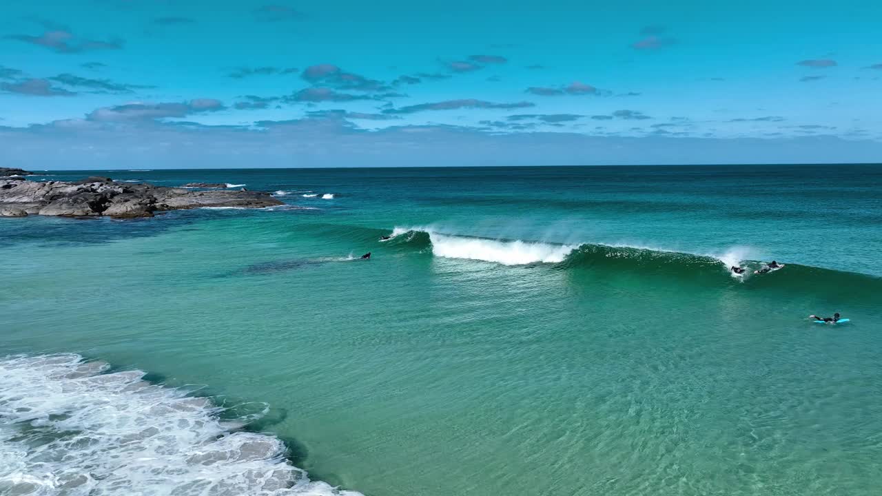 鸟瞰冲浪者在红门海滩，玛格丽特河，西澳大利亚。视频素材