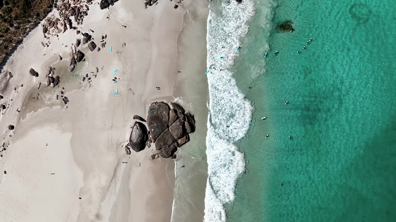 红门海滩鸟瞰图，清澈的海水，沙滩，华盛顿州。视频素材