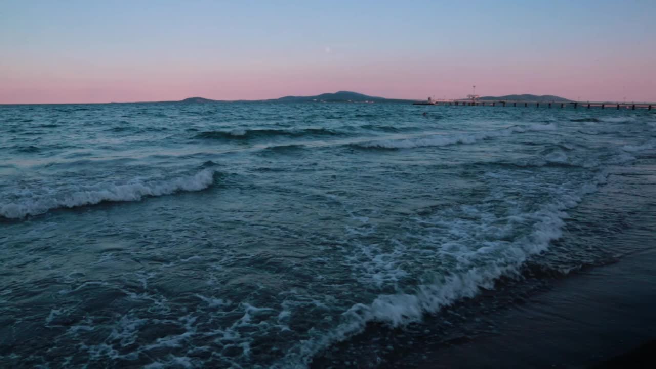 日落时黑海的景色视频素材