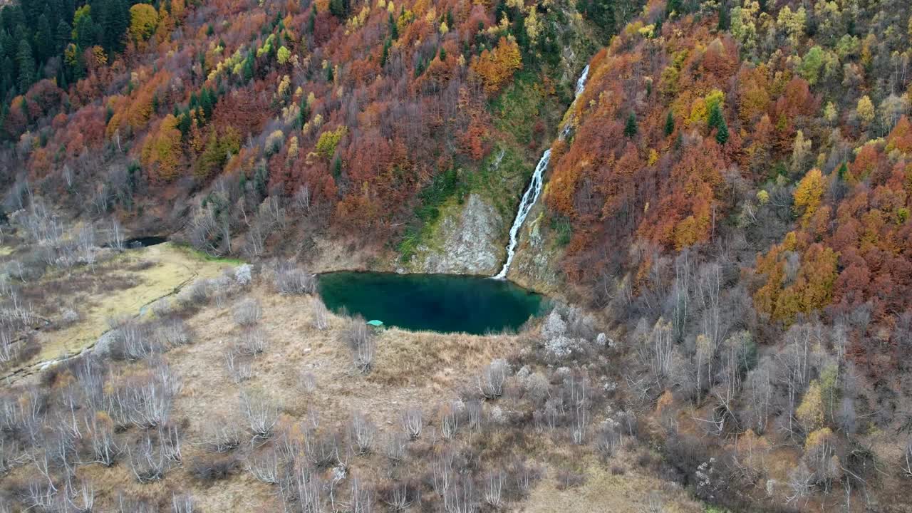 五颜六色的树木和山间瀑布视频下载