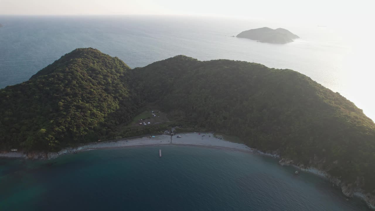 日落在日本岛夏季景观无人机航拍充满活力的日落天际线阳光照耀在宁静的太平洋，亚洲旅游目的地和歌山视频素材