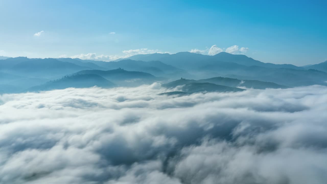 泰国雅拉，艾耶翁，美丽的清晨日出，雾气在山上翻滚视频下载