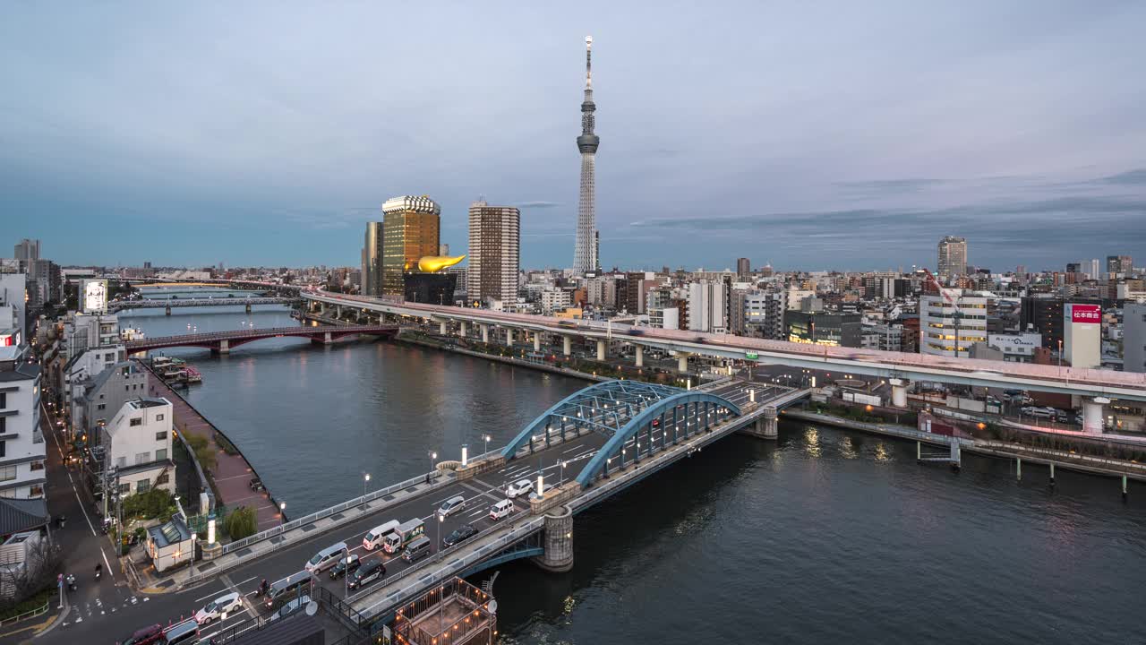 日本东京的隅田河和东京天际线从黄昏到夜晚的时间差视频素材