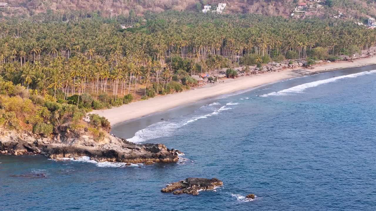 鸟瞰海岸线在龙目岛，西努沙登加拉，印度尼西亚视频素材