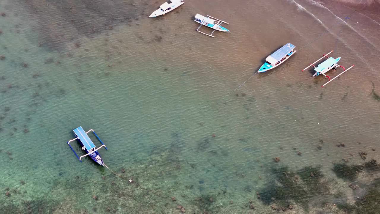 印尼传统渔船漂浮在海浪上的4K航拍画面视频素材