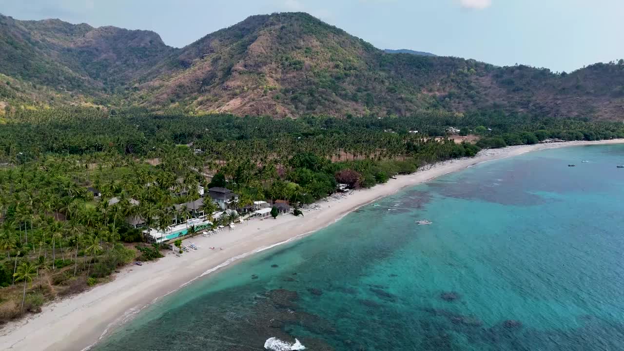 鸟瞰海岸线在龙目岛，西努沙登加拉，印度尼西亚视频素材