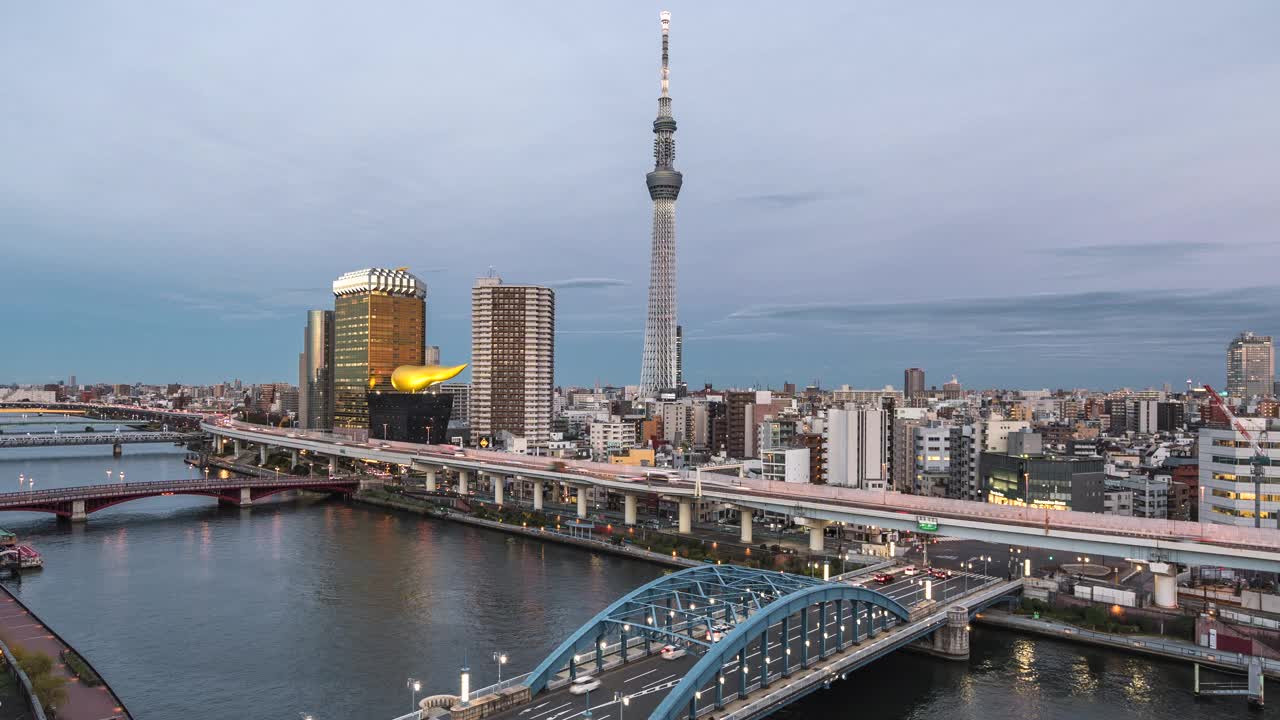 日本东京的隅田河和东京天际线的黄昏到夜晚的时间流逝，缩小视频素材