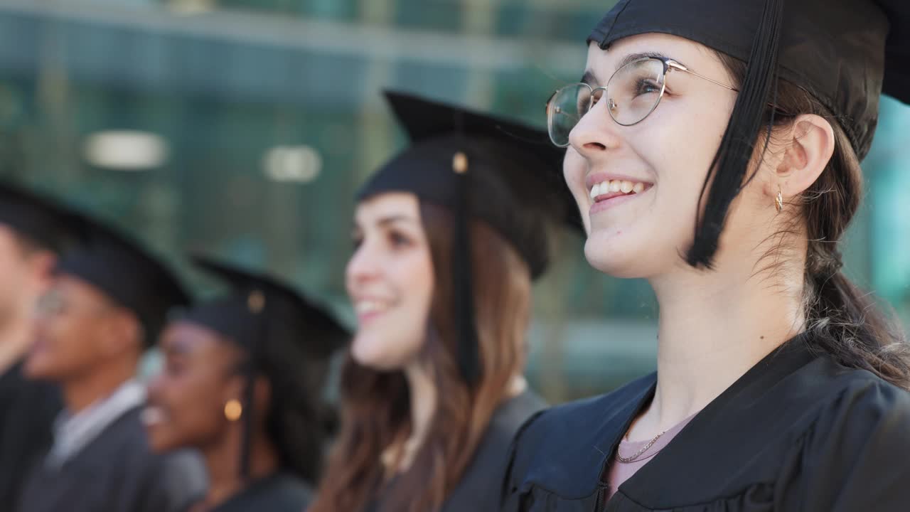 毕业了，面对或快乐的女学生在校园里的教育，成就或学校的成功。演讲，大学班级目标或毕业时笑着笑着，骄傲或学位证书视频素材