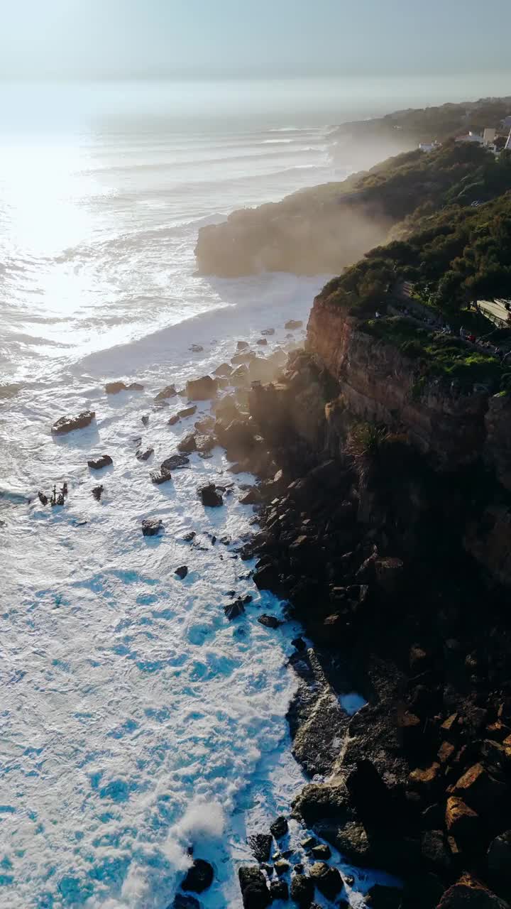 无人机拍摄的日落时大西洋沿岸的岩石海岸。地狱博卡，葡萄牙视频素材