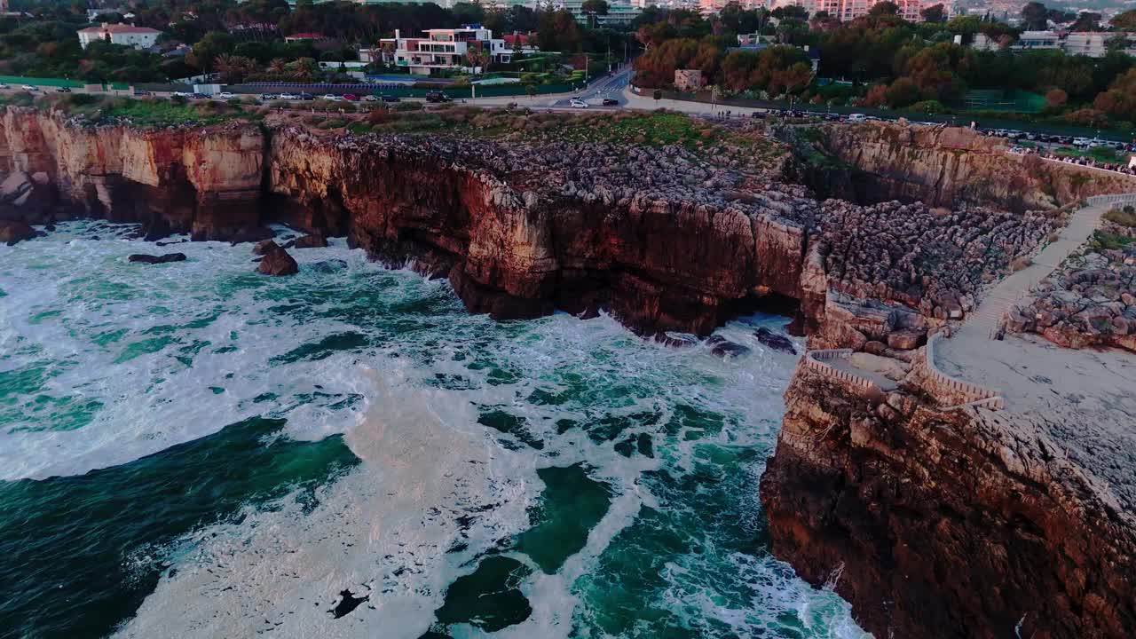 这是无人机拍摄的大西洋岩石海岸公路的画面。地狱博卡，葡萄牙视频素材