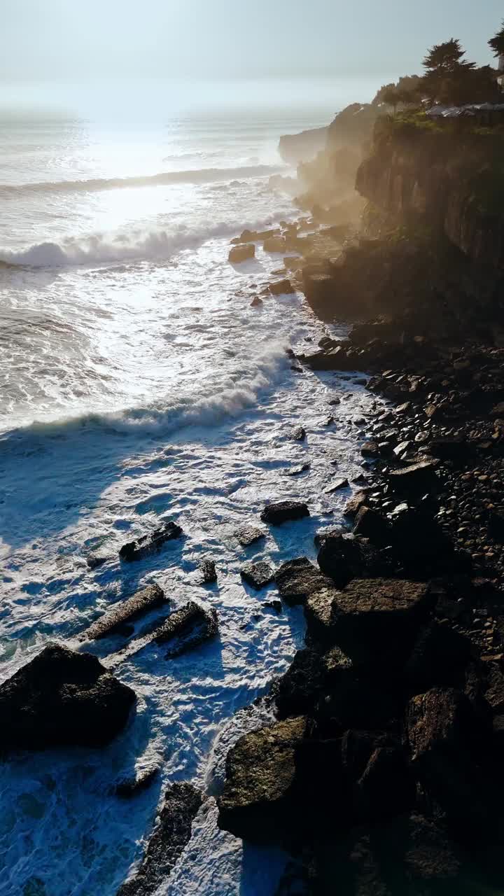 黄金时段，无人机拍摄的大西洋沿岸岩石海岸。地狱博卡，葡萄牙视频素材