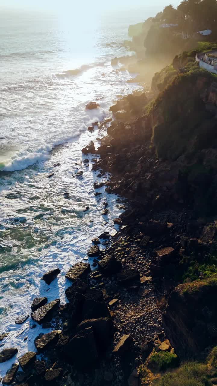 无人机拍摄的日落时大西洋沿岸的岩石海岸。地狱博卡，葡萄牙视频素材