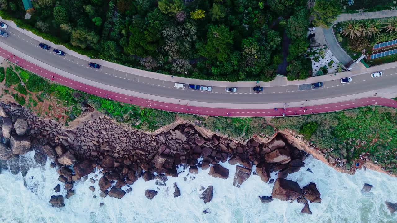 这是无人机拍摄的大西洋岩石海岸公路的画面。地狱博卡，葡萄牙视频素材