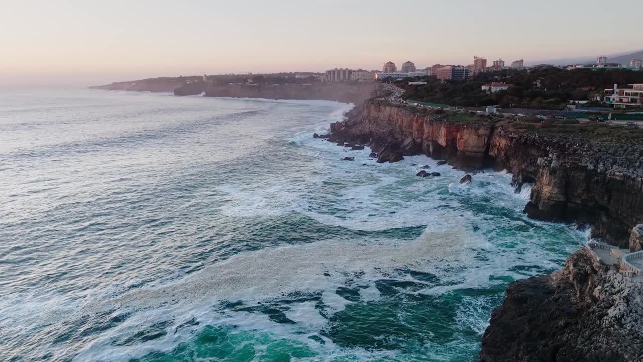 这是无人机拍摄的大西洋岩石海岸公路的画面。地狱博卡，葡萄牙视频素材