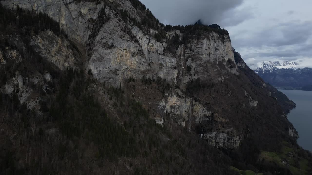 空中拍摄的悬崖细节在瓦伦泽，瑞士一座小山。视频素材