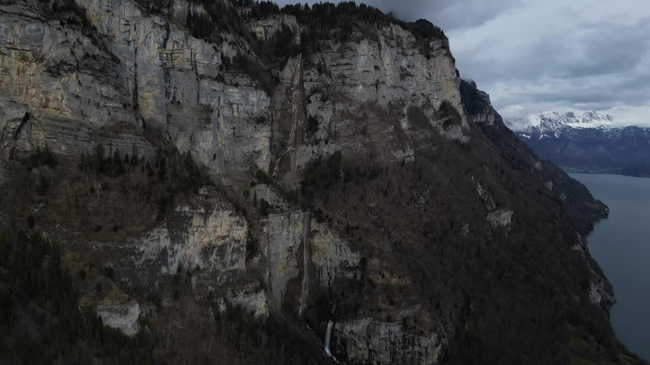 瑞士瓦伦泽，无人机拍摄的山崖，背景是群山。视频素材