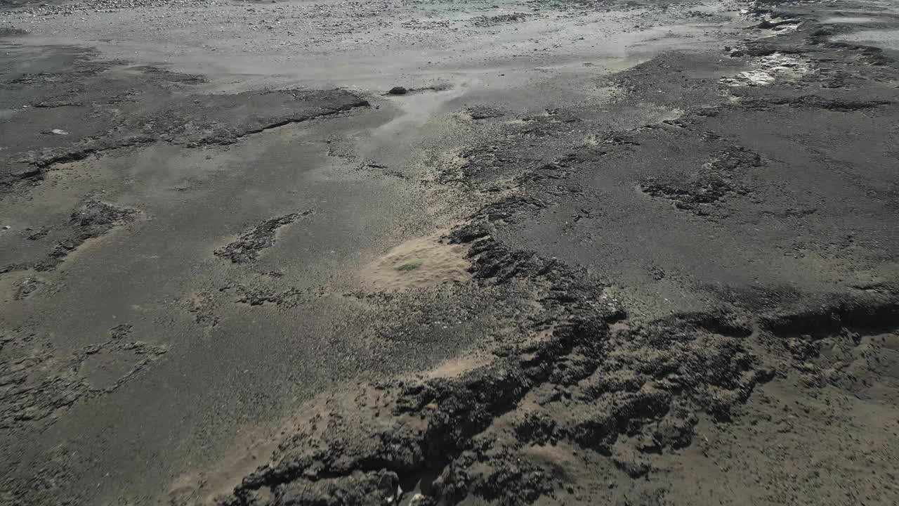 冰岛贫瘠的熔岩地带的崎岖地形，鸟瞰图视频素材