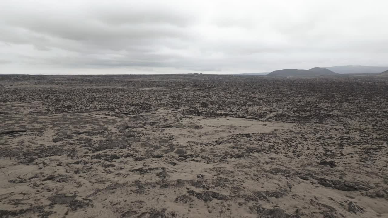 冰岛雷克雅那半岛贫瘠的熔岩地带，阴天低空鸟瞰视频素材