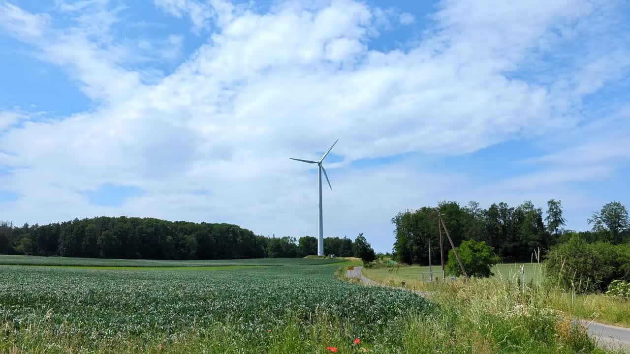 一座高大的白色风力涡轮机矗立在德国绍尔兰的田野里视频素材