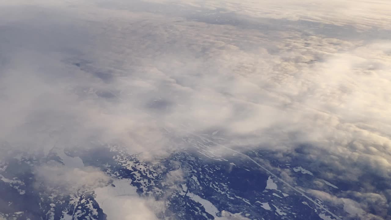 加拿大纽芬兰和拉布拉多地区的荒野，由于寒冷的温度，飞机凝结了空气视频素材