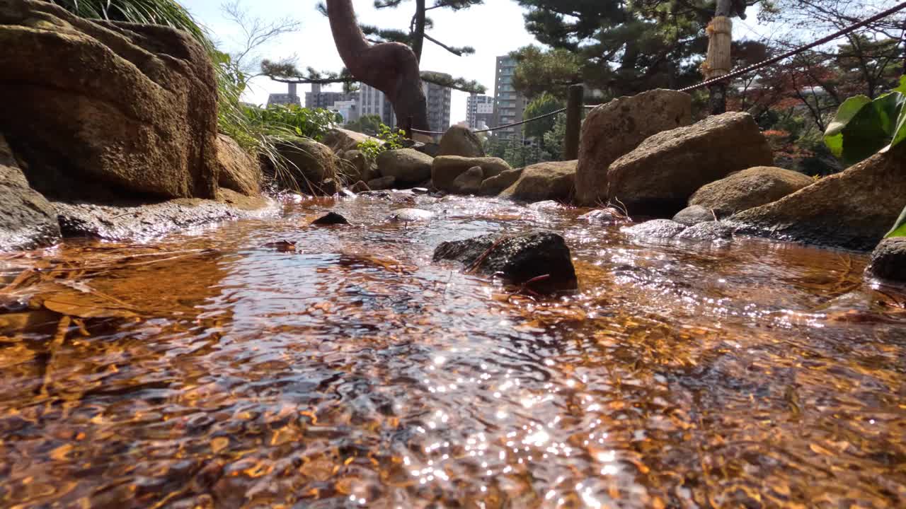 宁静的溪流穿过岩石通道视频素材