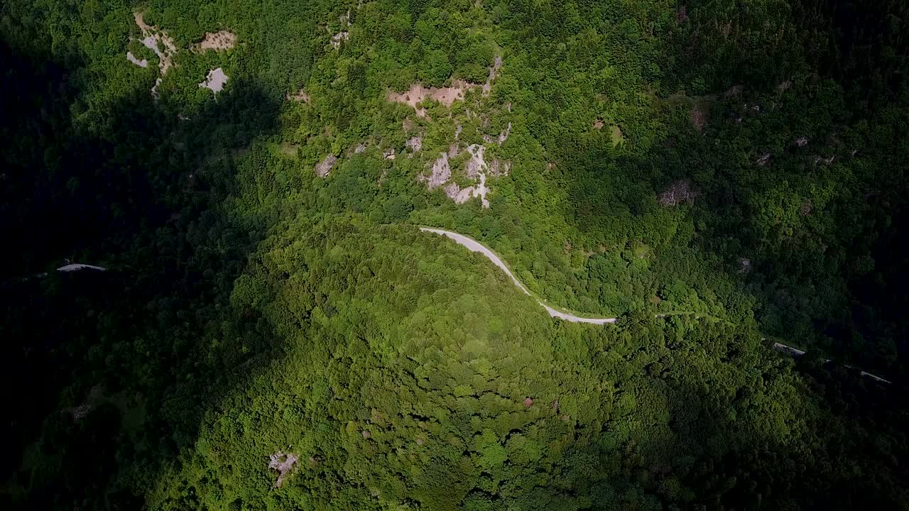 穿过有茂密植被的山的道路视频下载