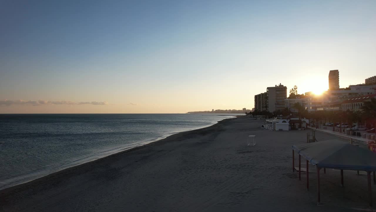 西班牙夏季拍摄的沿海城市鸟瞰图视频素材