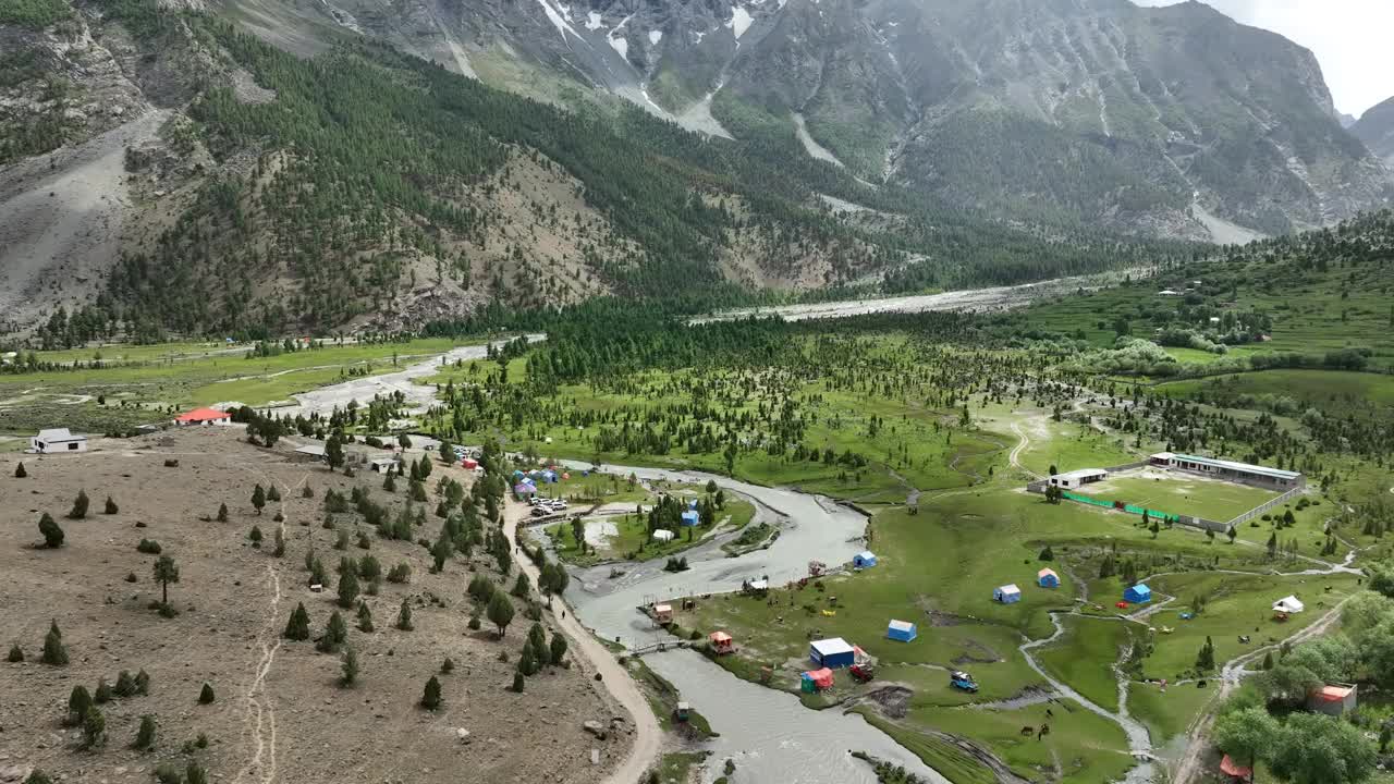 无人机在斯卡都拍摄的巴绍山谷，山谷中的山脉和树木视频素材