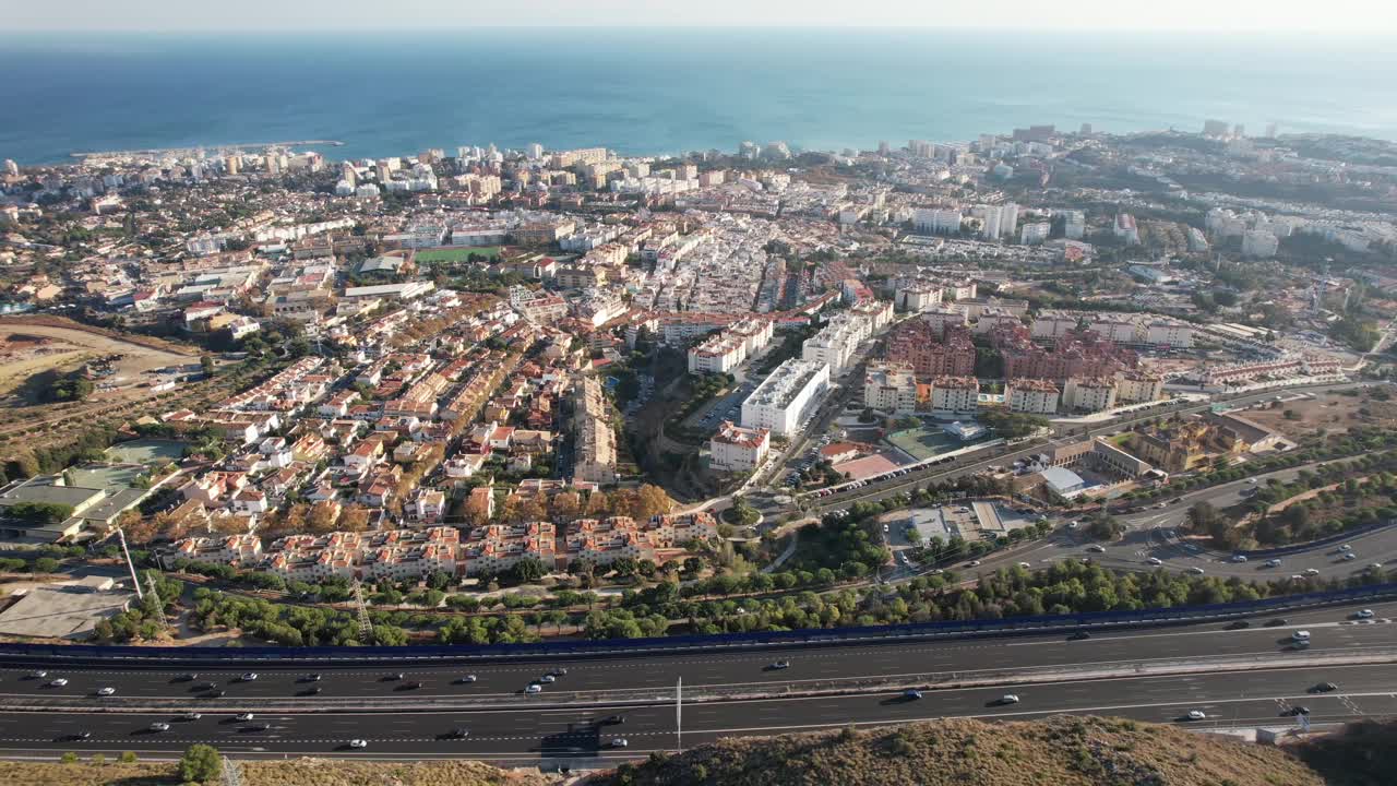 夏季西班牙南部沿海城市的鸟瞰图视频下载