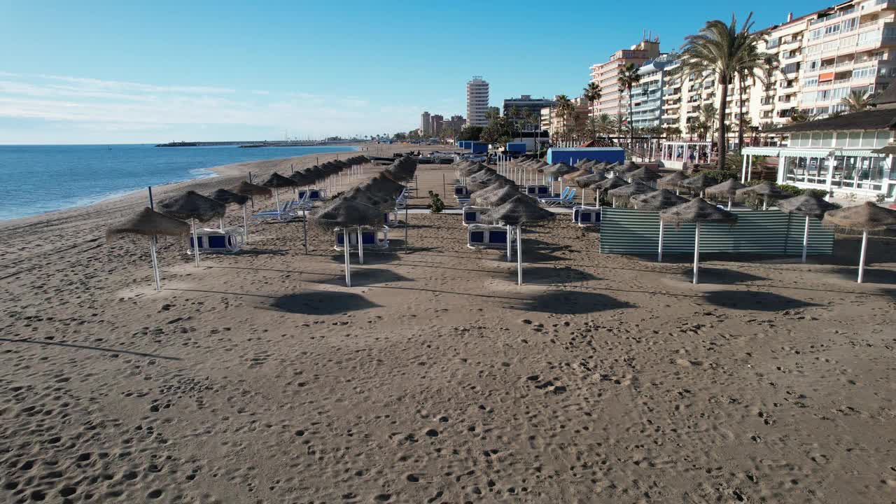 夏季西班牙南部沿海城市的鸟瞰图视频素材