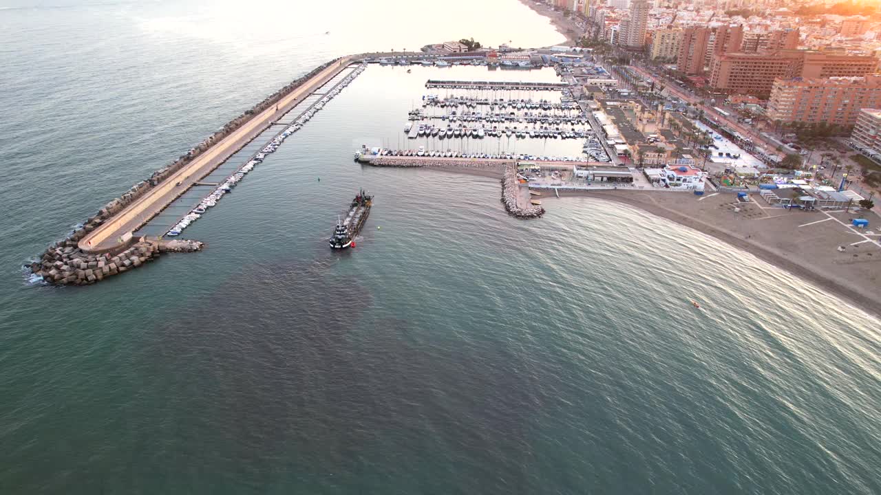 夏季西班牙南部沿海城市的鸟瞰图视频素材