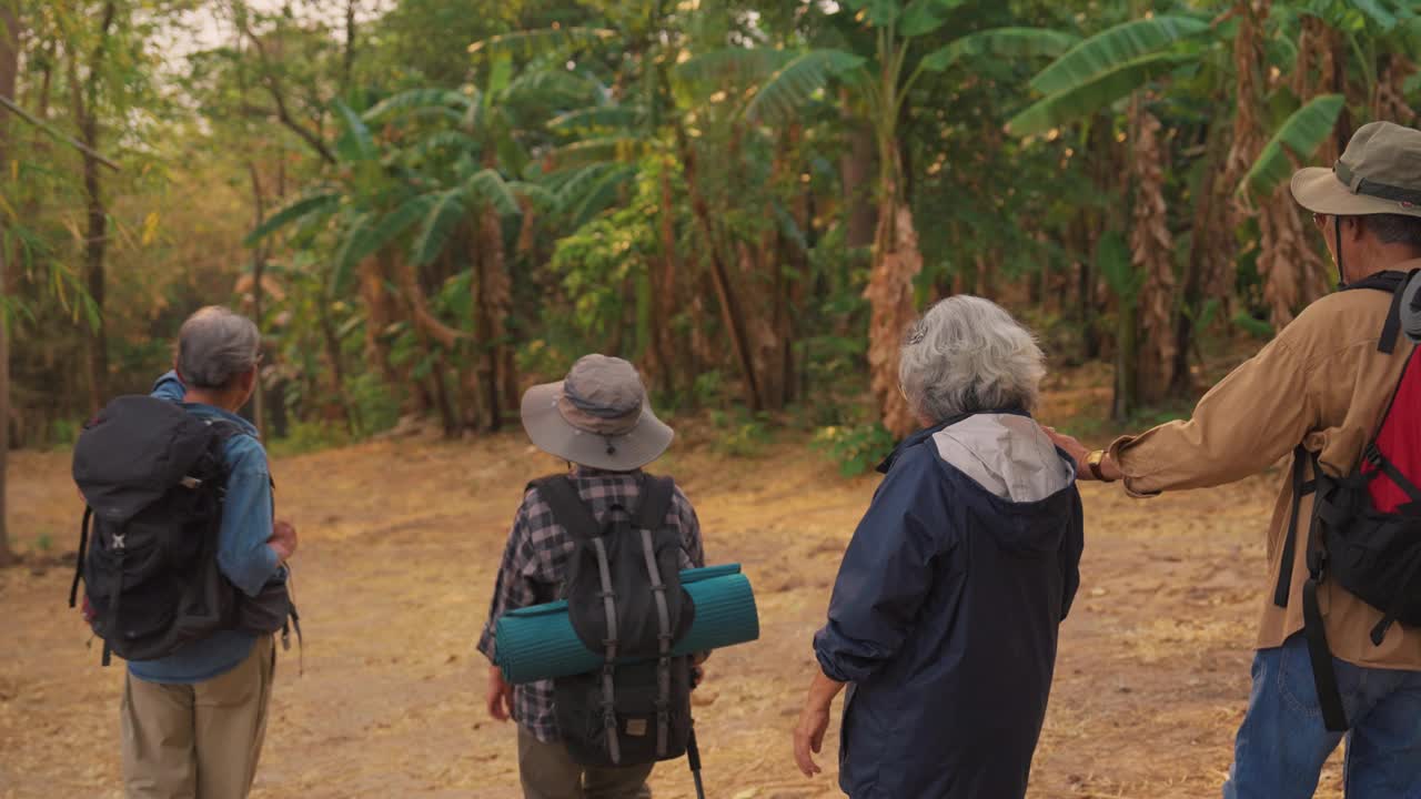 一群60岁的老人退休后爬山视频素材