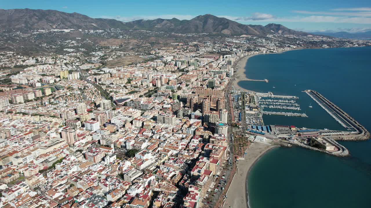 夏季西班牙南部沿海城市的鸟瞰图视频素材