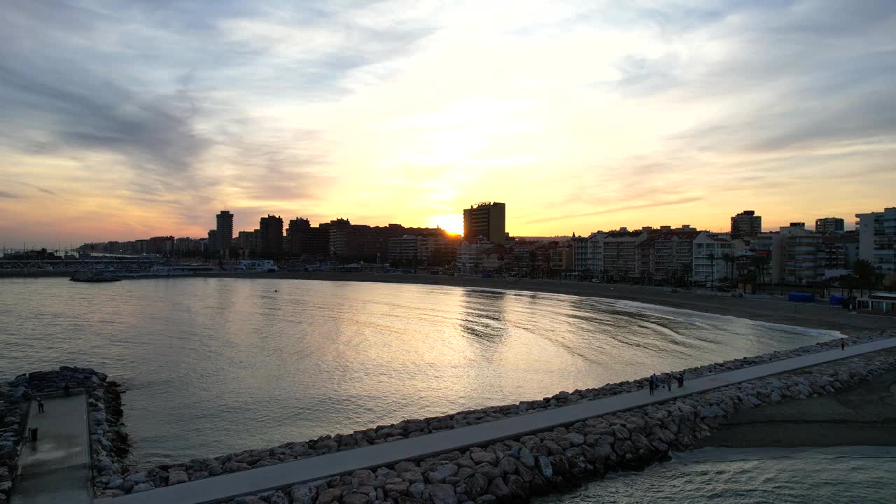 夏季西班牙南部沿海城市的鸟瞰图视频素材