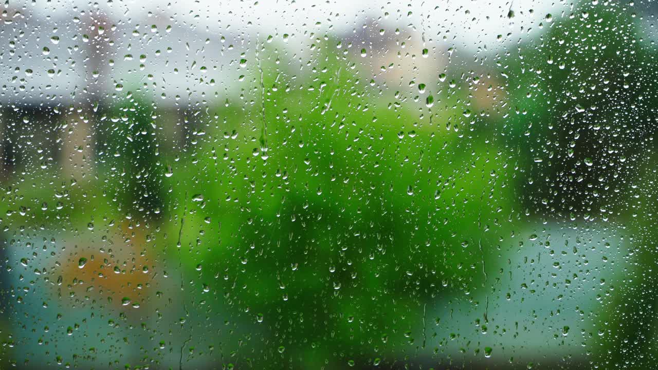 阴雨天的背景窗。水珠顺着玻璃杯流下来视频素材