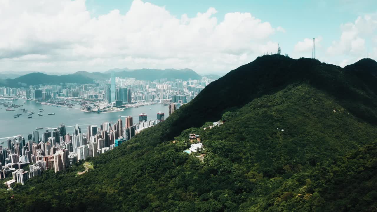 从无人机上看香港，城市天际线上挤满了摩天大楼视频素材