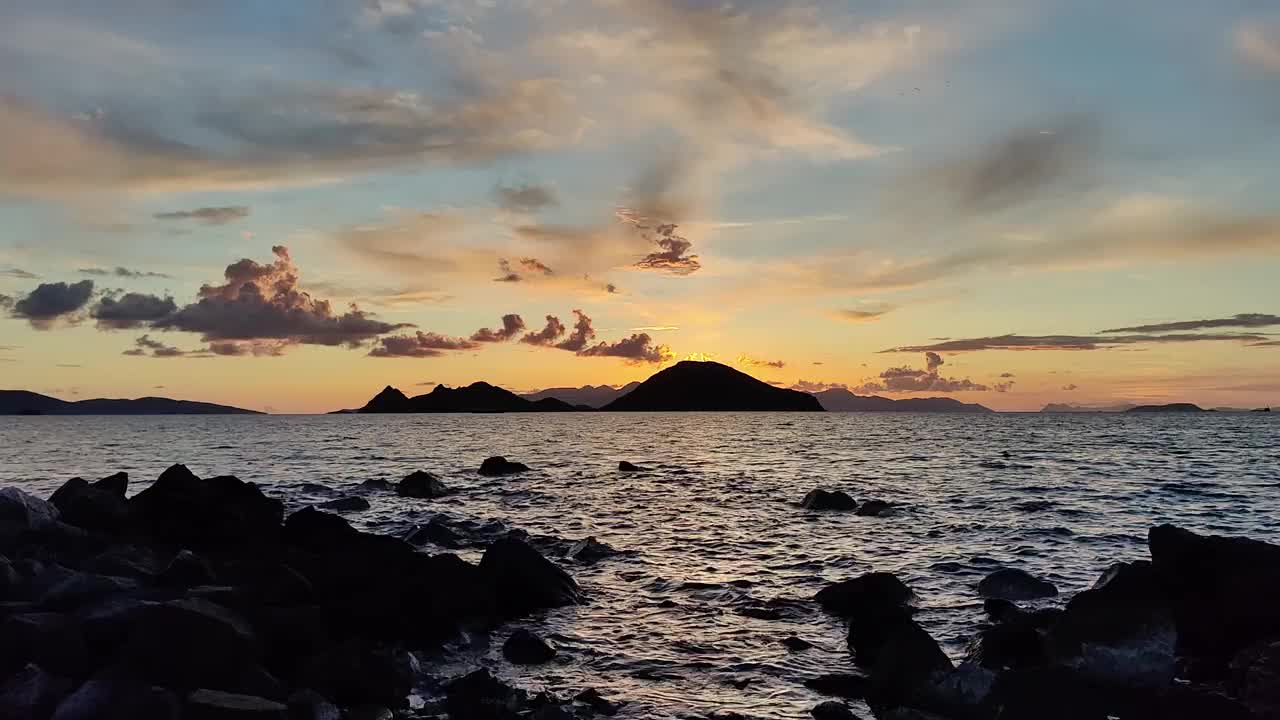 日落时的海景。海岸上的灯塔。海滨小镇Turgutreis和壮观的日落。视频素材