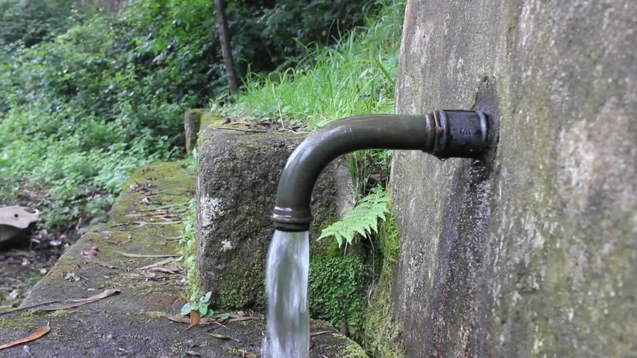 山里喷泉里的水视频下载