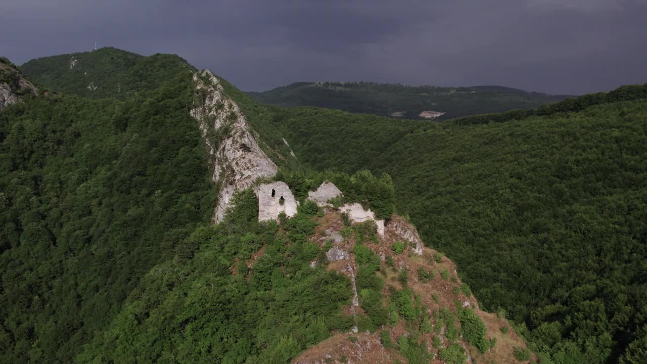 悬崖顶上的科莫廷要塞废墟鸟瞰图视频素材